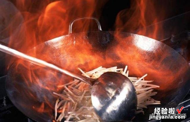 老厨师教你8个做菜技巧，学会后厨艺增长一大截，在家也能当大厨