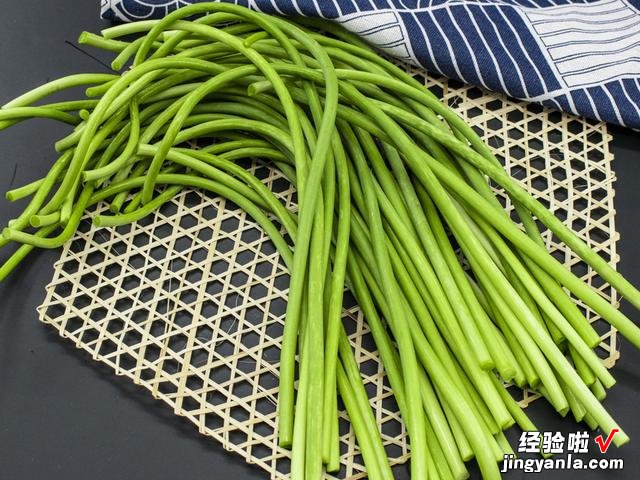 蒜薹上市了,教你3种家常做法,荤素搭配有营养,上桌家人都爱吃