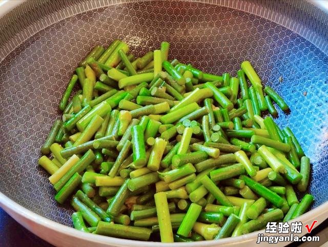 蒜薹上市了,教你3种家常做法,荤素搭配有营养,上桌家人都爱吃