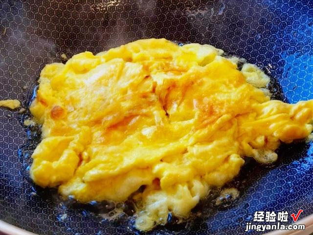 蒜薹上市了,教你3种家常做法,荤素搭配有营养,上桌家人都爱吃