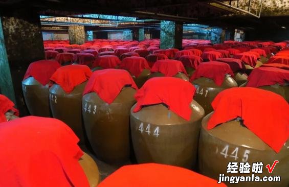 上海62岁土豪，10年前埋了6瓶茅台，挖出来让行家看，当心变毒液