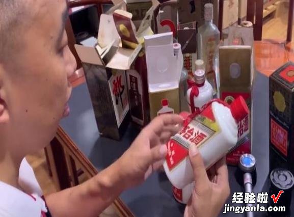 上海62岁土豪，10年前埋了6瓶茅台，挖出来让行家看，当心变毒液