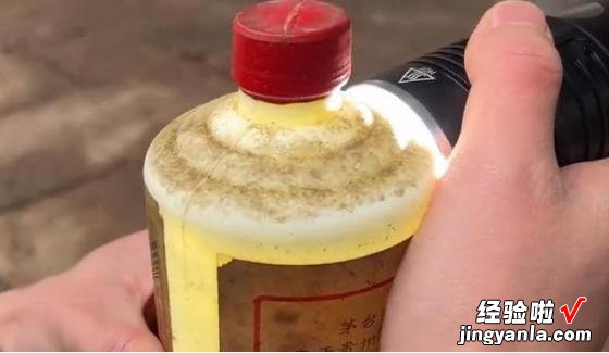 上海62岁土豪，10年前埋了6瓶茅台，挖出来让行家看，当心变毒液