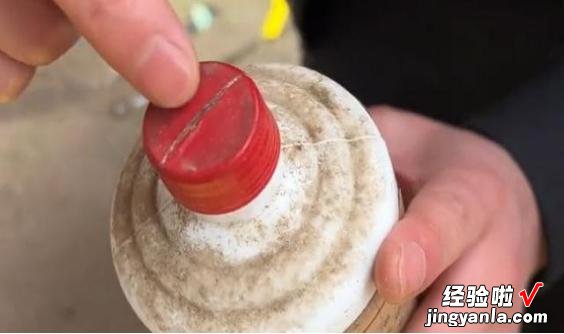 上海62岁土豪，10年前埋了6瓶茅台，挖出来让行家看，当心变毒液