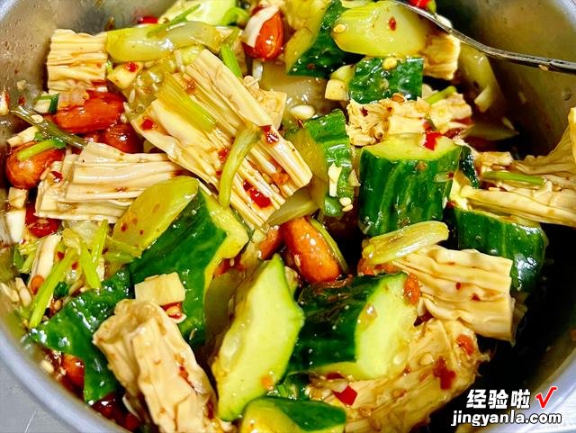 为什么饭店的凉拌菜好吃？原来他们都放“明油”，做对了鲜香美味