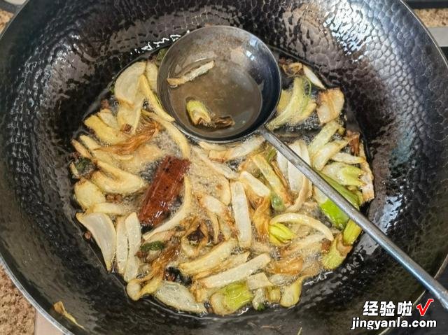 为什么饭店的凉拌菜好吃？原来他们都放“明油”，做对了鲜香美味