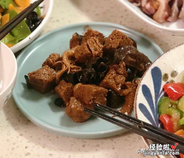 周末亲戚来家里吃午饭，准备7个家常菜还不够，看看来了几个人？