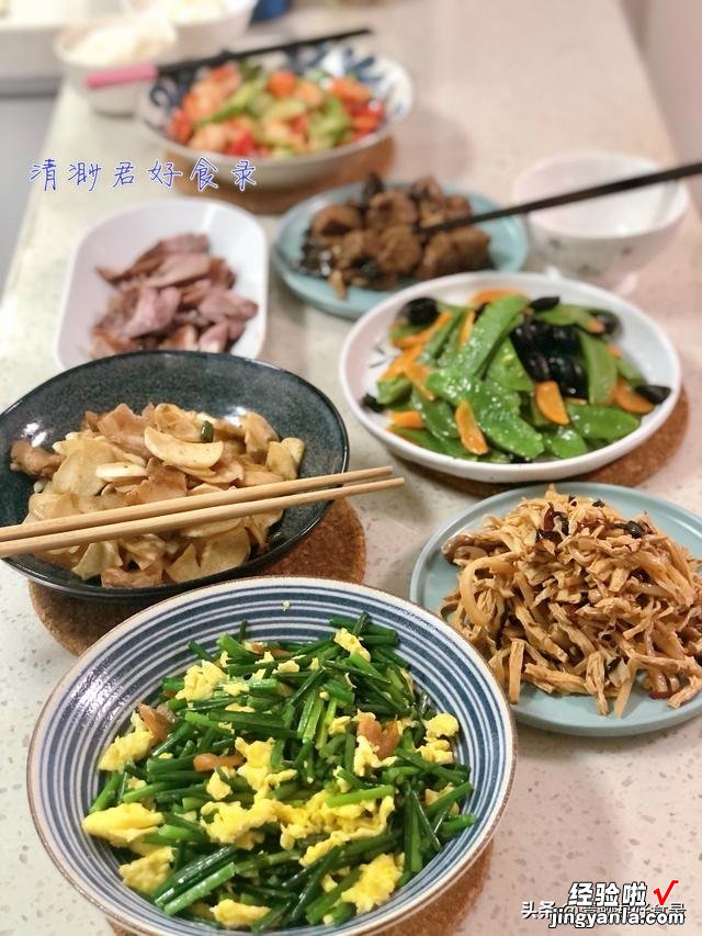 周末亲戚来家里吃午饭，准备7个家常菜还不够，看看来了几个人？