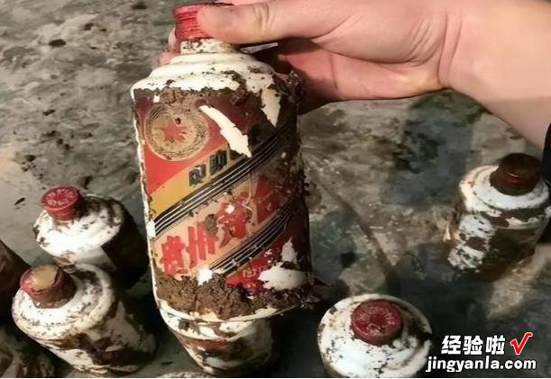 山东6旬土豪,拉9箱茅台去变钱,行家却直呼不值钱,均为“毒液”