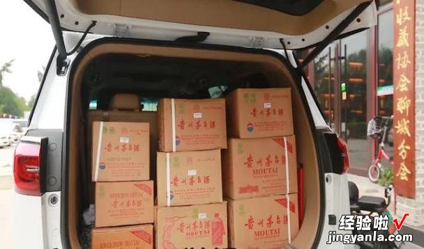 山东6旬土豪,拉9箱茅台去变钱,行家却直呼不值钱,均为“毒液”