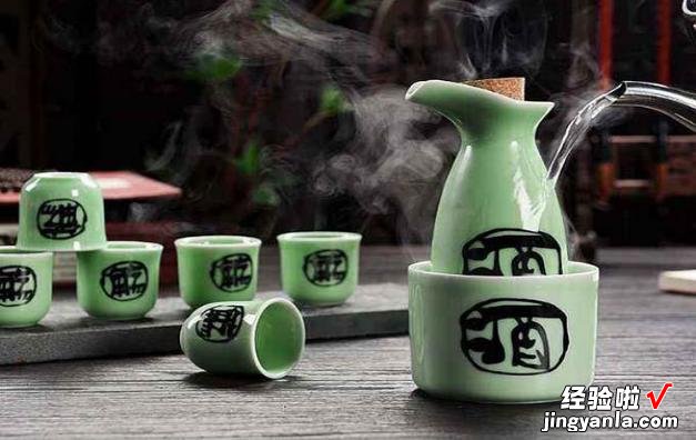 山东6旬土豪,拉9箱茅台去变钱,行家却直呼不值钱,均为“毒液”