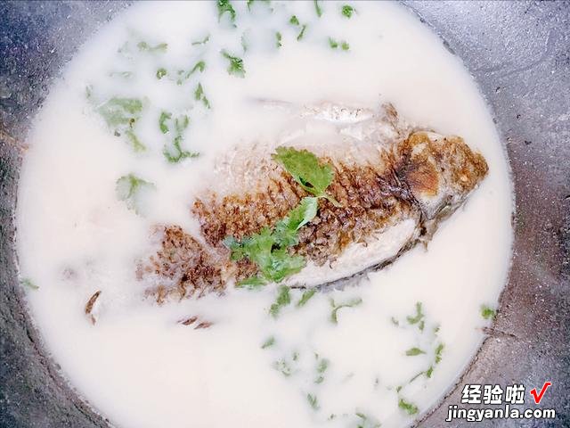 为什么饭店的鲫鱼汤好喝？原来有技巧，做对了汤汁奶白，没有腥味