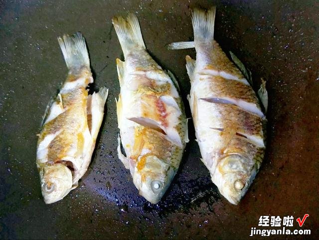 为什么饭店的鲫鱼汤好喝？原来有技巧，做对了汤汁奶白，没有腥味