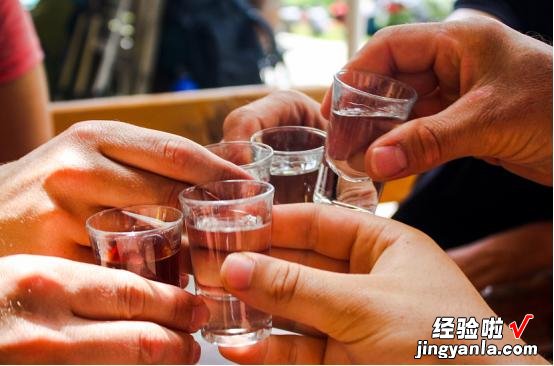 吃晚饭时，长期喝点白酒的人，身体会怎么样呢？过来人告诉你答案