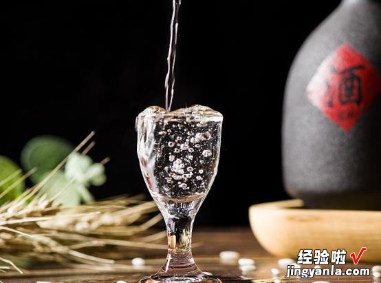 吃晚饭时，长期喝点白酒的人，身体会怎么样呢？过来人告诉你答案