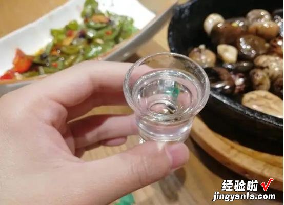 吃晚饭时，长期喝点白酒的人，身体会怎么样呢？过来人告诉你答案