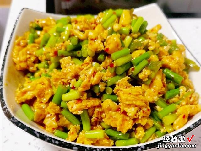 蒜薹炒鸡蛋，怎么做才好吃？其实秘诀是一碗料汁，做对了鲜香美味