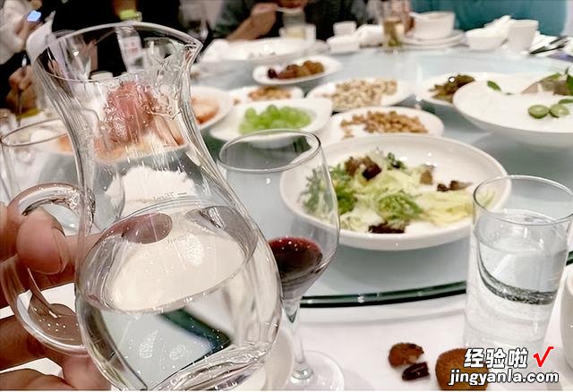 老祖宗提醒:4个酒桌“识人术”,字字都是真言,早知道不吃亏