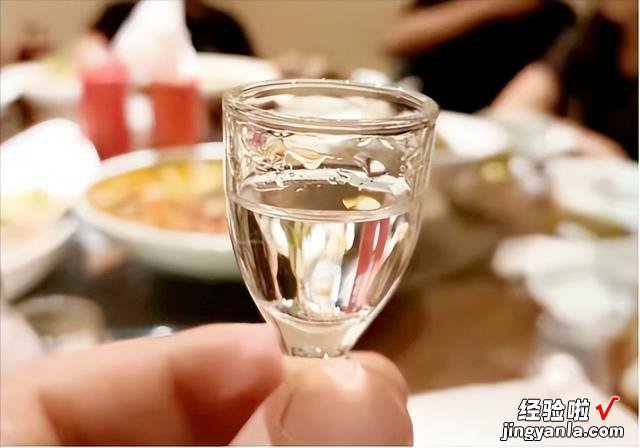 老祖宗提醒:4个酒桌“识人术”,字字都是真言,早知道不吃亏