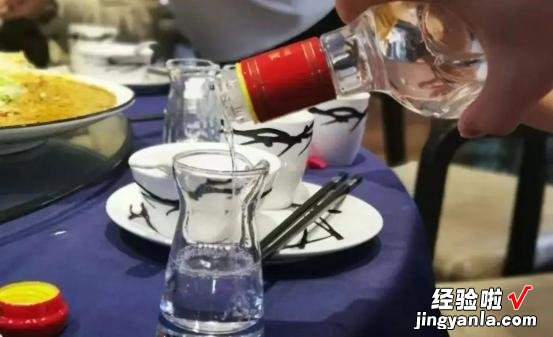 老祖宗提醒:4个酒桌“识人术”,字字都是真言,早知道不吃亏