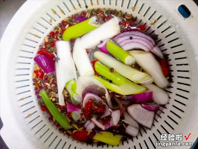 家中自制香菇酱,秘制配方,做一锅吃三天,拌面拌饭夹馒头太香了