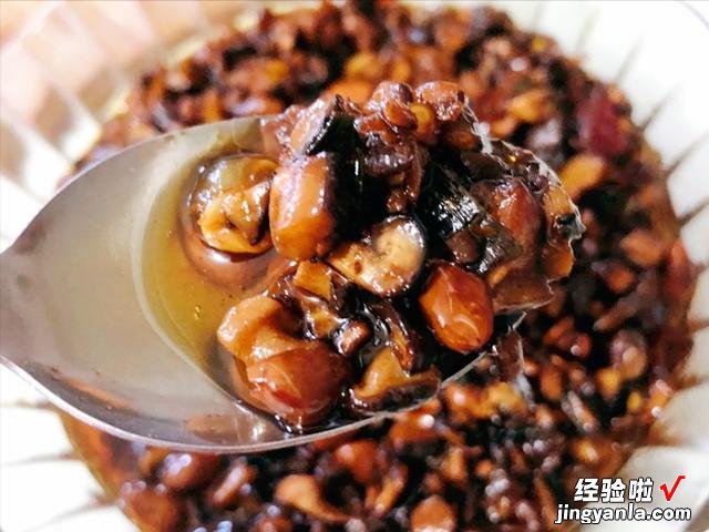 家中自制香菇酱,秘制配方,做一锅吃三天,拌面拌饭夹馒头太香了