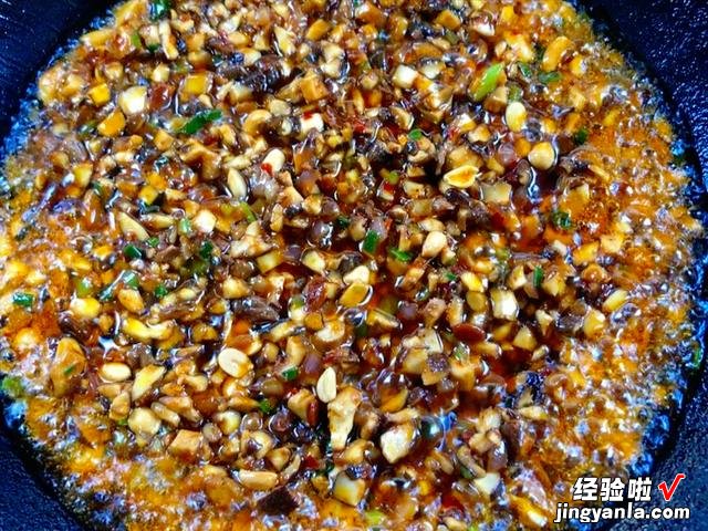 家中自制香菇酱,秘制配方,做一锅吃三天,拌面拌饭夹馒头太香了