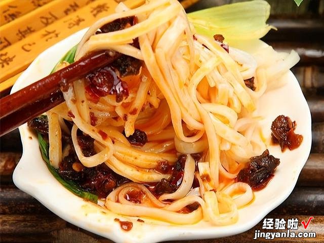 家中自制香菇酱,秘制配方,做一锅吃三天,拌面拌饭夹馒头太香了