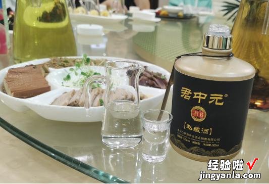 青海一拆迁现场，民工挖出50瓶“茅台”，行家看后直呼：浪费