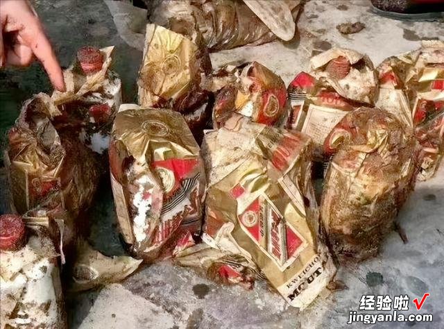 青海一拆迁现场，民工挖出50瓶“茅台”，行家看后直呼：浪费