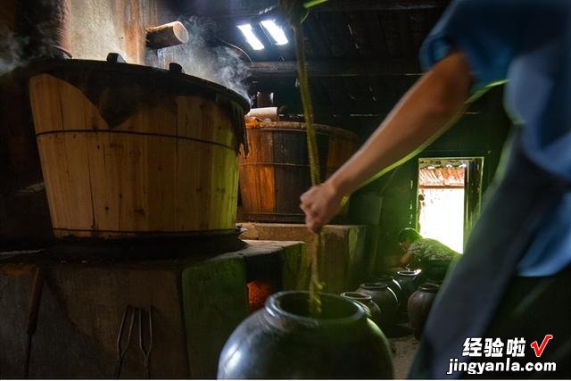 成都街头3人吃海鲜，连喝5瓶茅台，临走非要带走酒瓶，真相很有趣