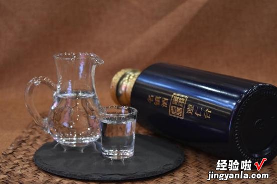 成都街头3人吃海鲜，连喝5瓶茅台，临走非要带走酒瓶，真相很有趣