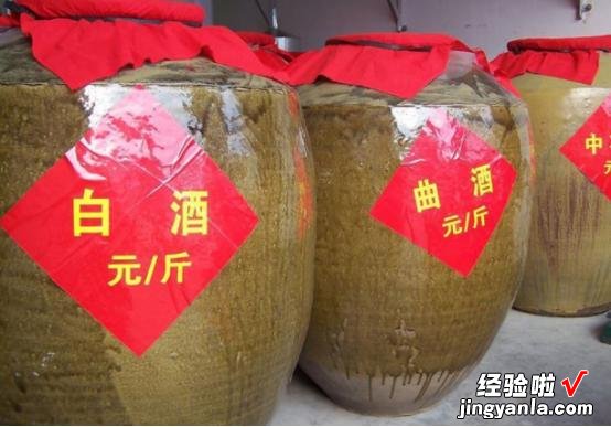 河南拆迁户，因得2000万大摆宴席，请客用酒却遭怒怼，行家：活该