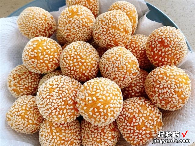 孩子爱吃的“南瓜芝麻球”做法，无需一滴水，外酥里嫩，软糯香甜