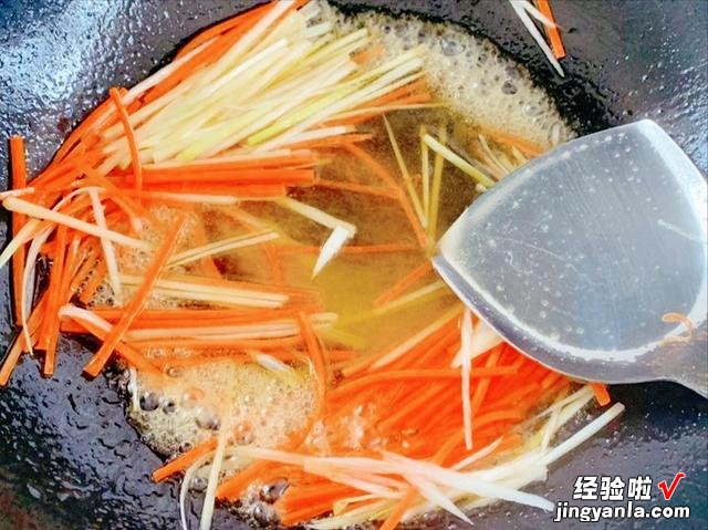 东北风味老式“锅包肉”的做法，外酥里嫩，口味酸甜，孩子抢着吃