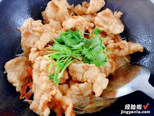 东北风味老式“锅包肉”的做法，外酥里嫩，口味酸甜，孩子抢着吃