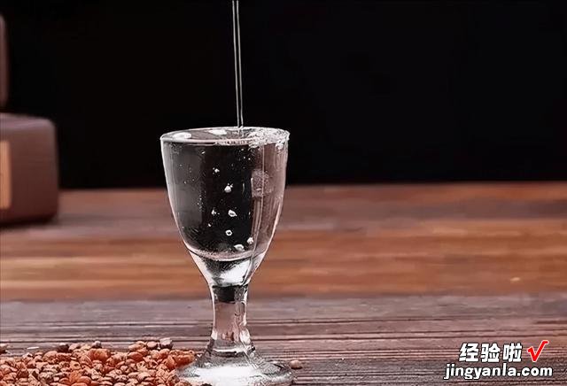 西安某面粉厂老板,多年请客只用假“茅台”,为何从来没人看穿?