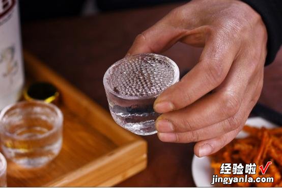 强烈建议中老年人:别喝3类白酒,全是“添加剂”,喝完立马上头