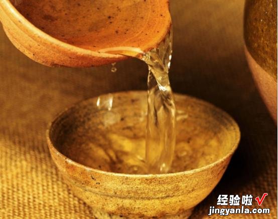 强烈建议中老年人:别喝3类白酒,全是“添加剂”,喝完立马上头