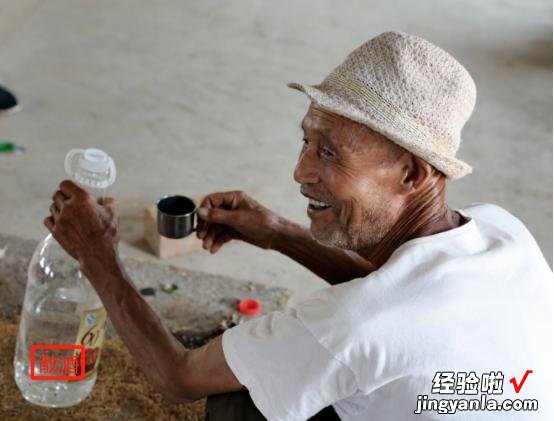 强烈建议中老年人:别喝3类白酒,全是“添加剂”,喝完立马上头