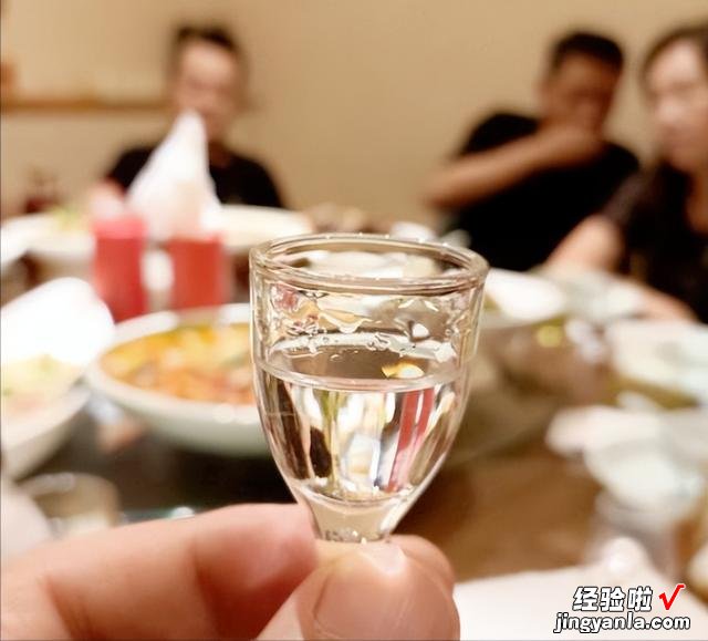 年龄越大越要戒酒？建议50岁后，喝酒注意这3点，身体硬朗精神佳