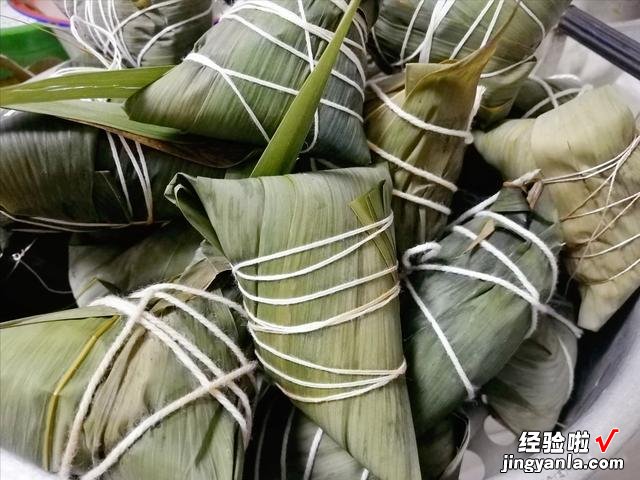 端午节将至，教你“蛋黄肉粽”的详细教程，粽香软糯，家人都爱吃