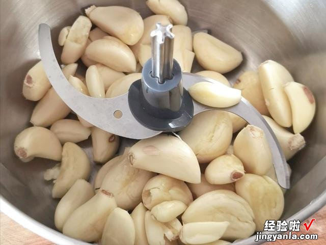 万能蒜蓉酱的秘制做法,蒜香味十足,蒸海鲜、烤茄子,做啥都好吃