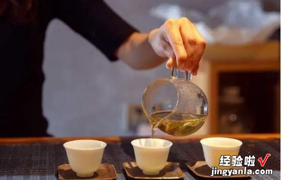 绿茶放了10年还能喝吗?绿茶的最佳饮用期,到底是多长时间?