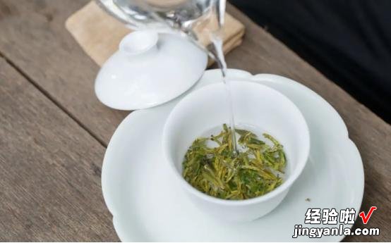 绿茶放了10年还能喝吗?绿茶的最佳饮用期,到底是多长时间?