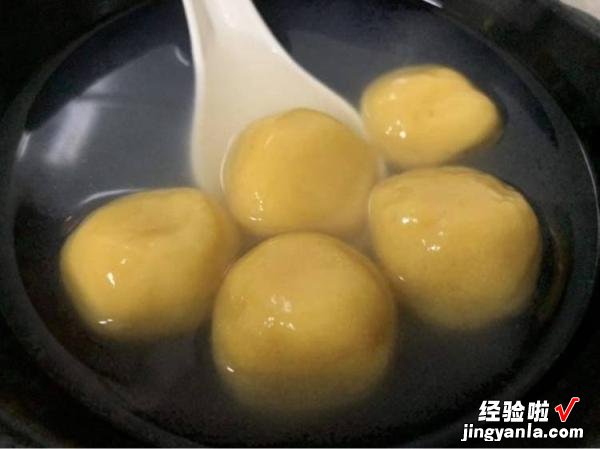 小雨挡不住过节热情!手工汤圆、酒酿小圆子……上海市民排长队为吃上这一口