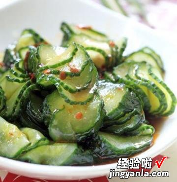 可摆成花形 凉拌黄瓜家