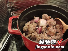 红酒焖牛肋肉