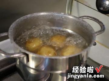 牛小排佐盐水马铃薯