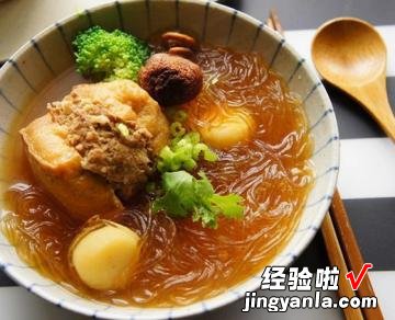 油豆腐镶肉煮冬粉